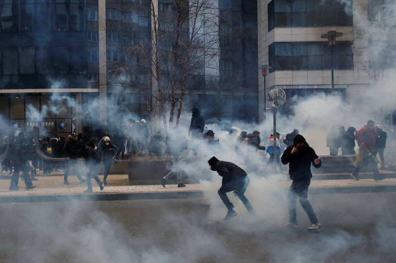 Полиция в Брюсселе применила водомет против несогласных с ревакцинацией от коронавируса