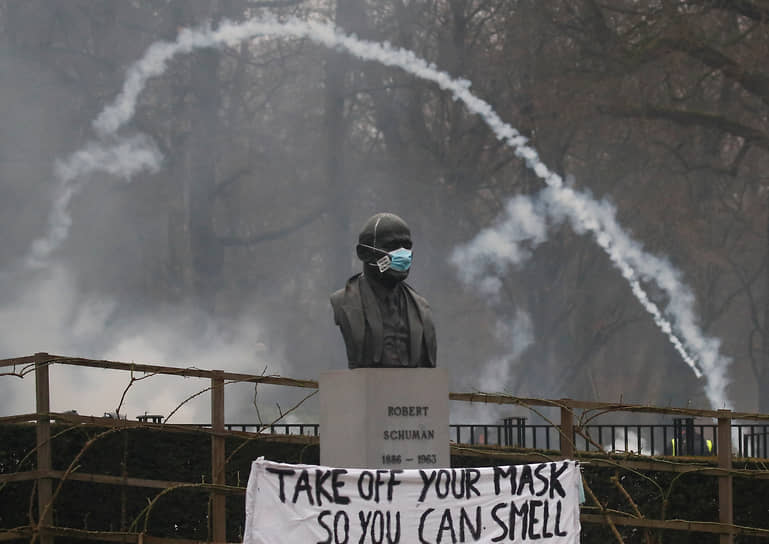 Полиция в Брюсселе применила водомет против несогласных с ревакцинацией от коронавируса