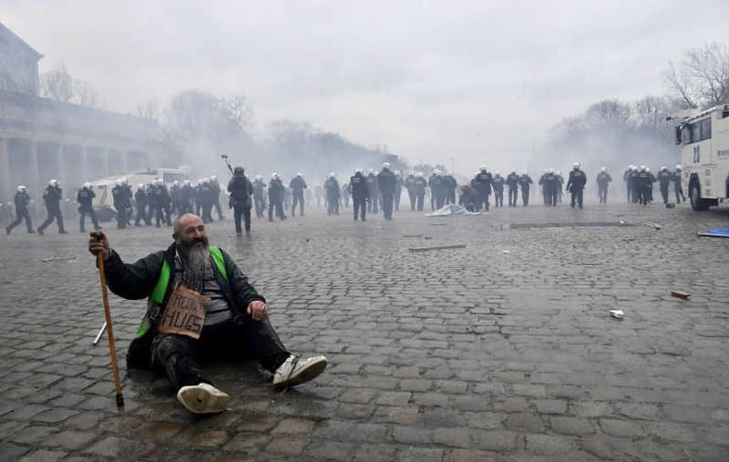 Полиция в Брюсселе применила водомет против несогласных с ревакцинацией от коронавируса