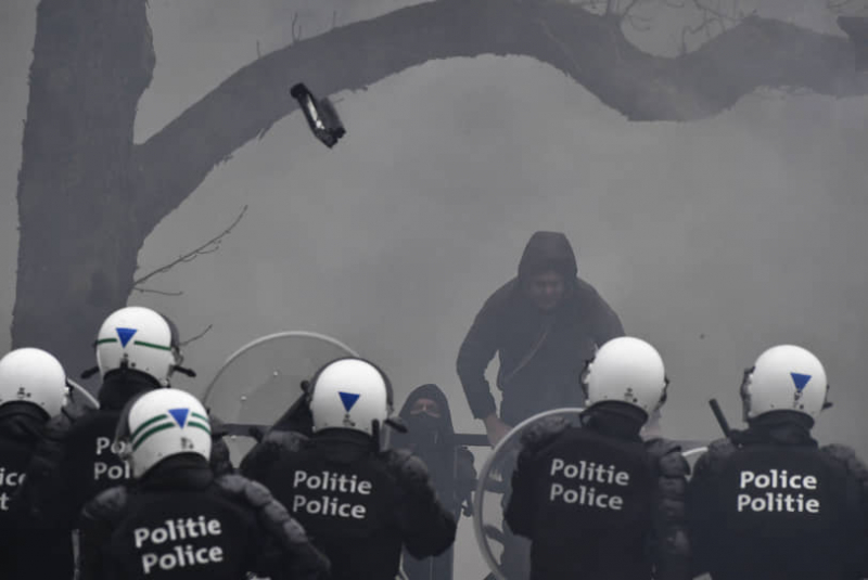 Полиция в Брюсселе применила водомет против несогласных с ревакцинацией от коронавируса