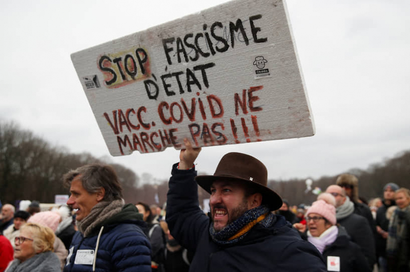 Полиция в Брюсселе применила водомет против несогласных с ревакцинацией от коронавируса