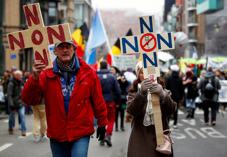 Полиция в Брюсселе применила водомет против несогласных с ревакцинацией от коронавируса